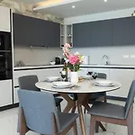 Ivory Seafront With Views!- Fl 14 By Homely Διαμέρισμα