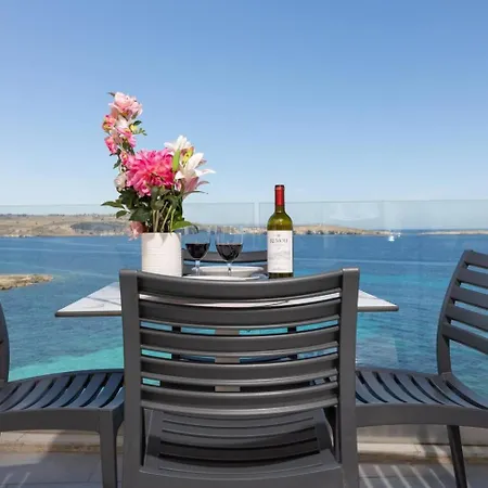 Ivory Seafront With Views!- Fl 14 By Homely *