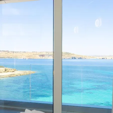 Ivory Seafront With Views!- Fl 14 By Homely *