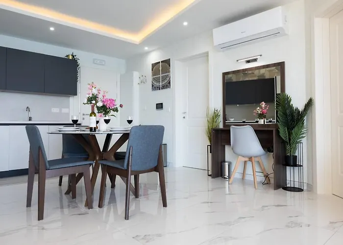 Ivory Seafront With Views!- Fl 14 By Homely Apartment *