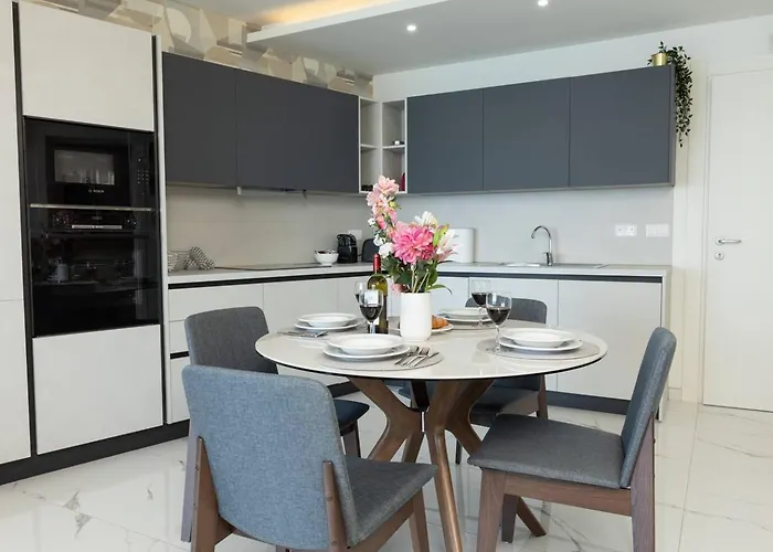 Ivory Seafront With Views!- Fl 14 By Homely Apartment